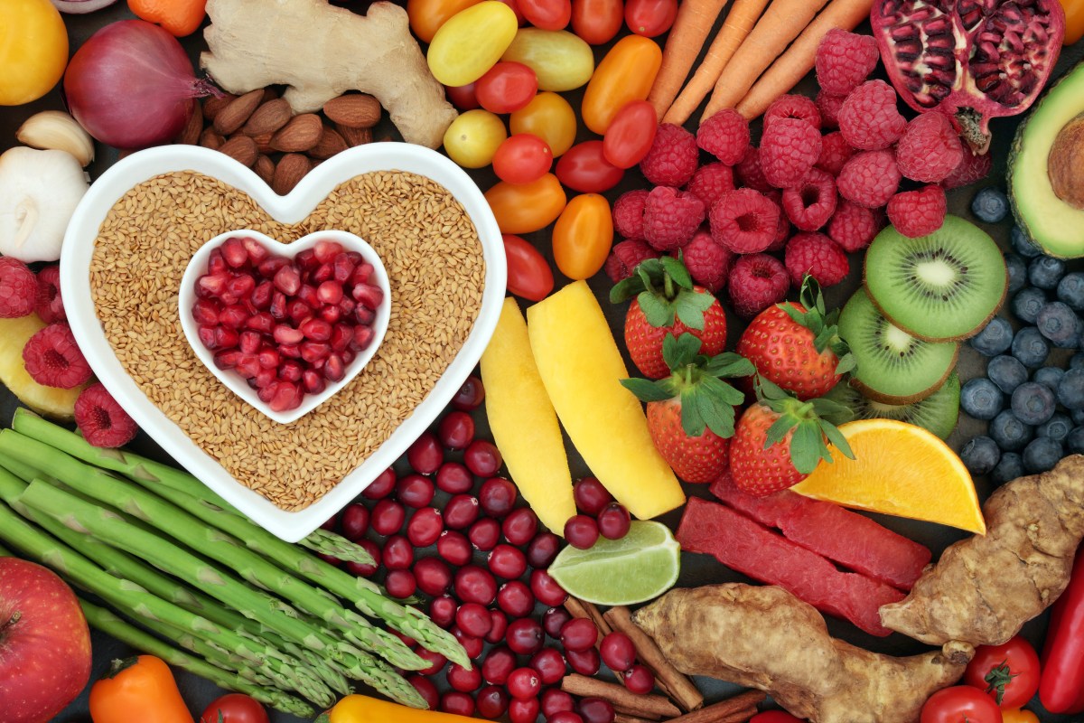 Frutos secos, cereales integrales y frutas frescas para corazón saludable