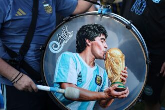 Imagen de Maradona recreado con IA en publicidad de apuestas con camiseta de Argentina 1986