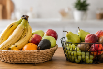 Frutas como bananas, manzanas y aguacates liberando gas etileno que acelera su maduración