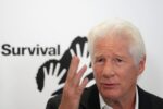 Richard Gere con gesto serio durante discurso en Premios Havel 2025 en Oslo, señalando con la mano mientras critica a Trump como 'peligro global'
