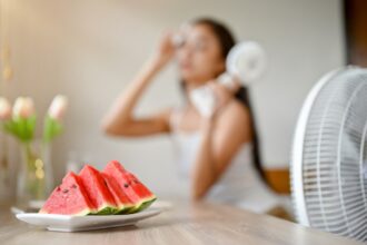 Sandía y fresas frescas, frutas ideales para hidratarse en días de calor extremo