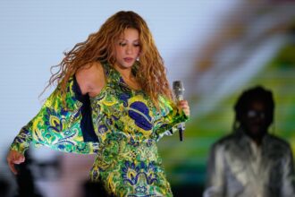 Shakira en concierto durante su gira 'Las Mujeres Ya No Lloran' en el Intuit Dome de Los Ángeles