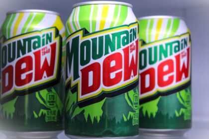 Pack conmemorativo de Mountain Dew con lata especial y mini latas por 5 centavos