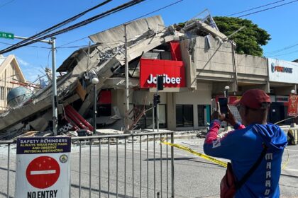 Devastación en General Santos tras terremoto de 7.8 en Filipinas con edificios derrumbados y escombros