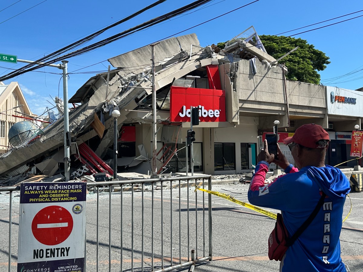 Devastación en General Santos tras terremoto de 7.8 en Filipinas con edificios derrumbados y escombros
