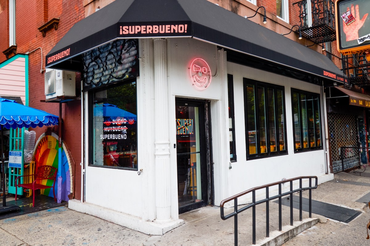 Interior de SUPERBUENO con cocteles y tacos mexicanos en ambiente festivo