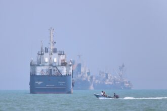 Barcos cargados de petróleo navegando por el estrecho de Ormuz tras el anuncio de Trump