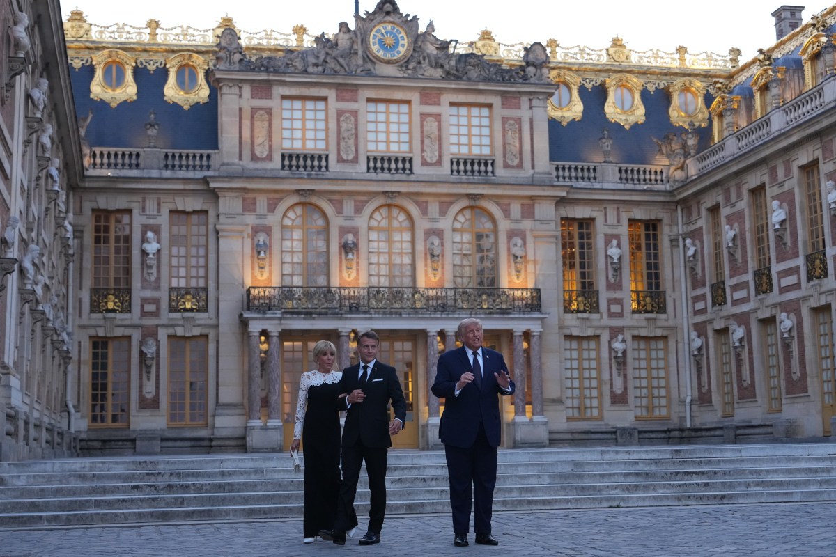 Donald Trump firmando el acuerdo con Irán en el Palacio de Versalles junto a Emmanuel Macron