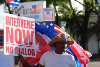 Reunión diplomática entre representantes de Cuba y EE.UU. en mesa de negociaciones