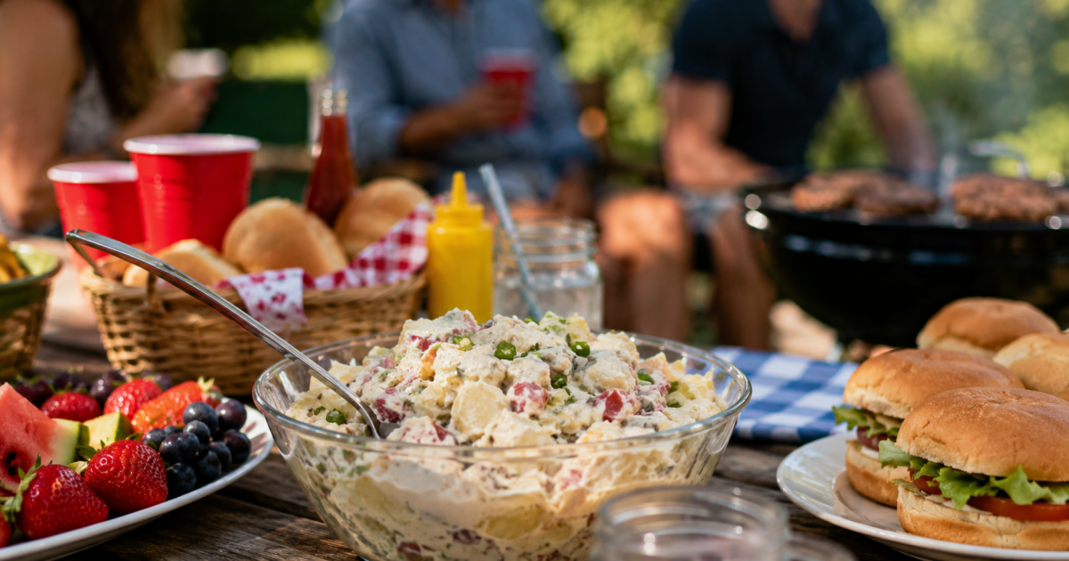 Ensalada de papa en recipiente al aire libre bajo el sol de verano