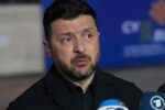 Volodímir Zelenski muestra documentos durante entrevista sobre el adoctrinamiento de niños ucranianos secuestrados por Rusia