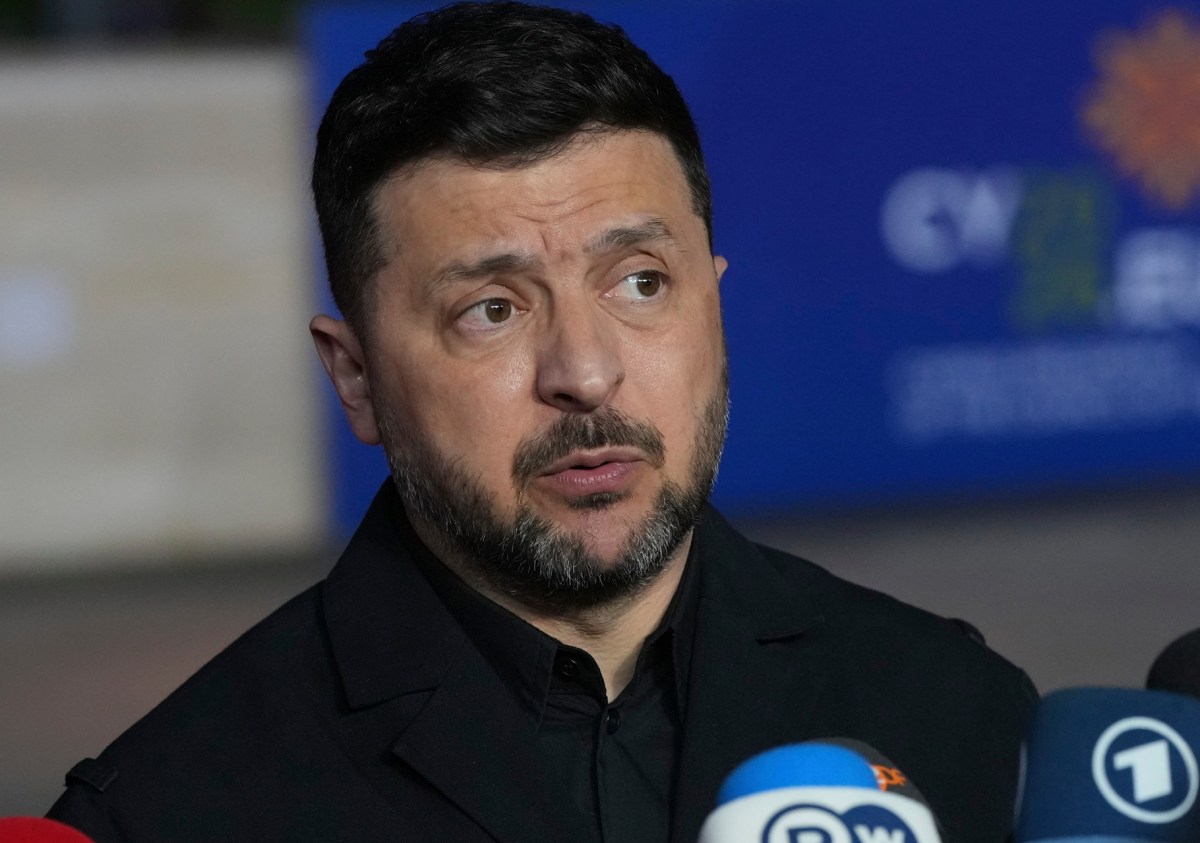 Volodímir Zelenski muestra documentos durante entrevista sobre el adoctrinamiento de niños ucranianos secuestrados por Rusia