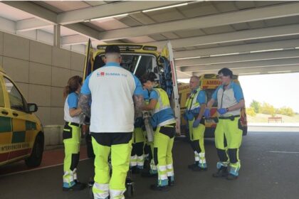 Operario en el suelo tras caer 15 metros desde un tejado en Majadahonda, con equipos de emergencia atendiendo el accidente laboral