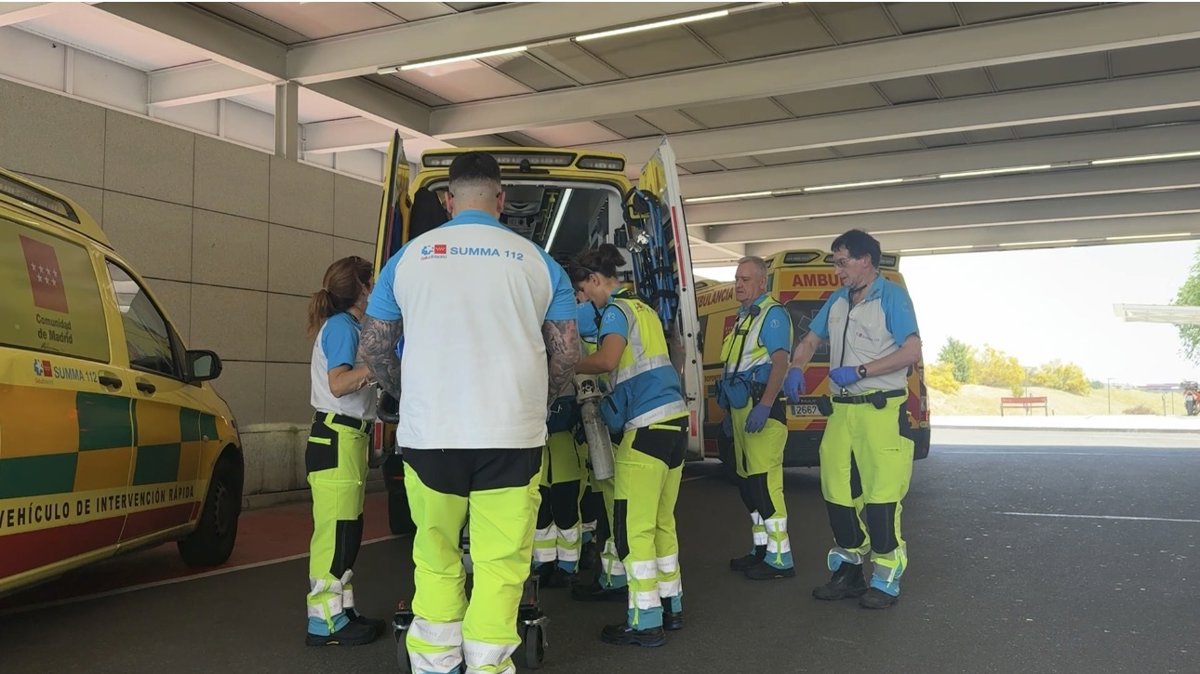 Operario en el suelo tras caer 15 metros desde un tejado en Majadahonda, con equipos de emergencia atendiendo el accidente laboral