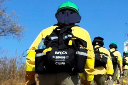 Equipos del Plan Infoca actuando con helicópteros y aviones para sofocar el incendio en Rancho del Guadiamar, Sevilla