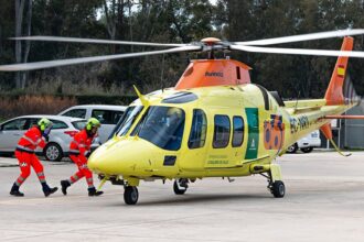 Vehículo accidentado en la cuneta de la A-311 tras choque frontal, con equipos de rescate trabajando en la escena