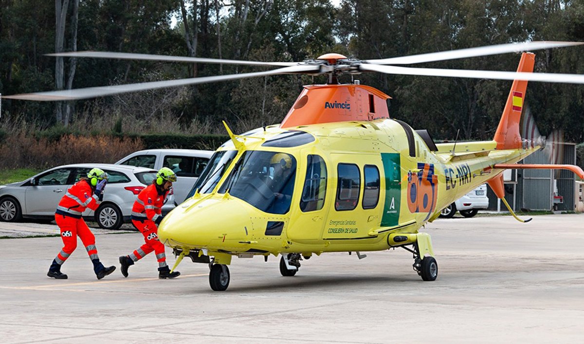Vehículo accidentado en la cuneta de la A-311 tras choque frontal, con equipos de rescate trabajando en la escena