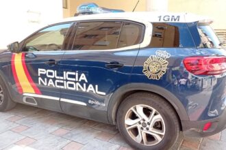 Coche patrulla y vehículo de lujo colisionados en calle de Torrejón tras accidente con 3 agentes heridos