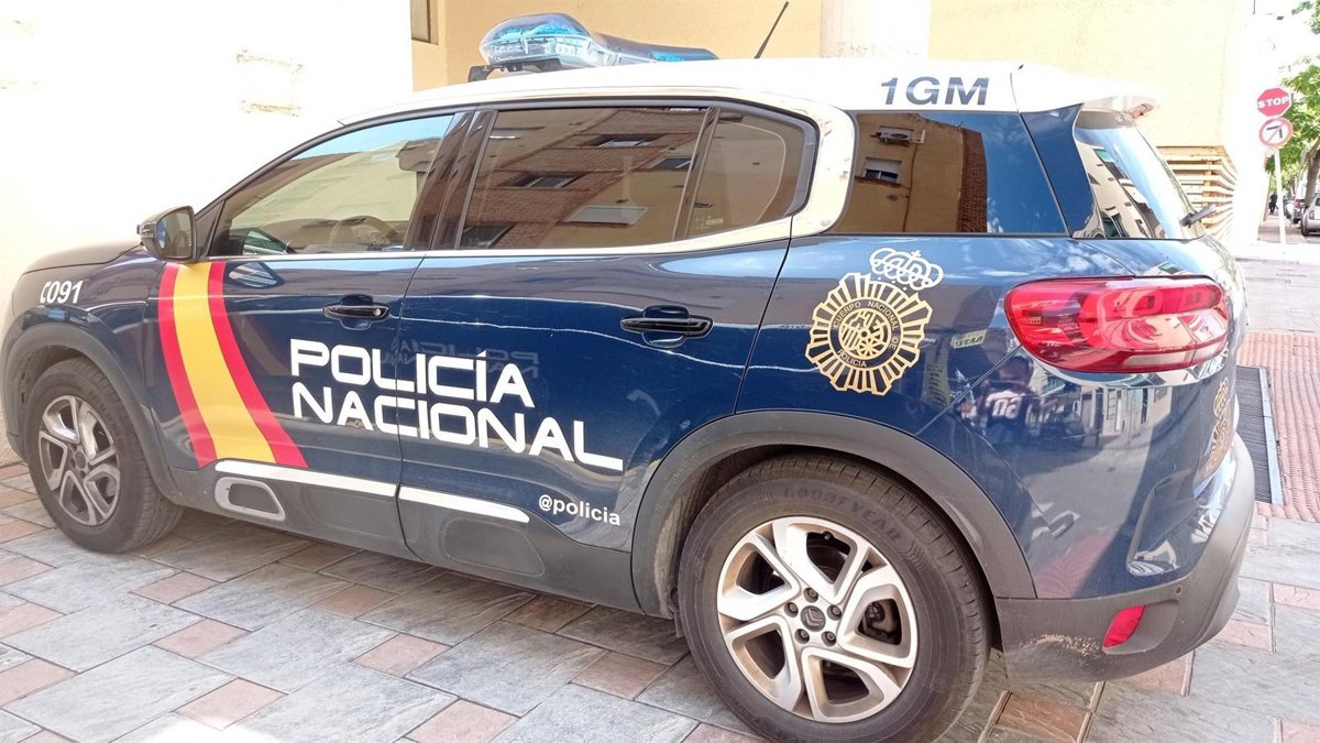 Coche patrulla y vehículo de lujo colisionados en calle de Torrejón tras accidente con 3 agentes heridos