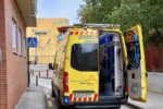 Vehículo detenido en local de celebraciones tras atropellar a 7 personas en Cartagena, con adolescentes heridos en el suelo y equipos de emergencia actuando