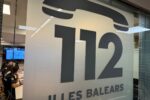Vehículos destrozados tras un choque frontal nocturno en la carretera Eivissa-Santa Eulària de Ibiza, con servicios de emergencia en acción
