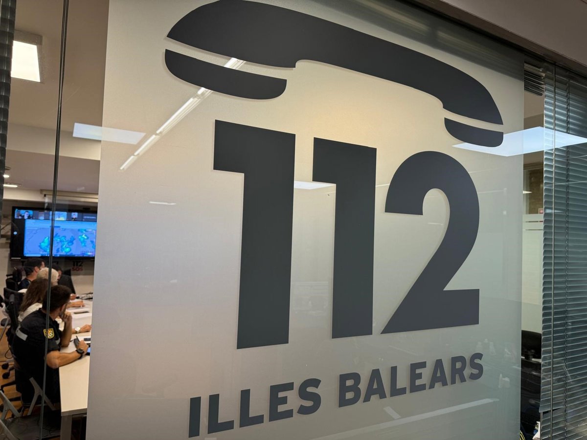 Vehículos destrozados tras un choque frontal nocturno en la carretera Eivissa-Santa Eulària de Ibiza, con servicios de emergencia en acción