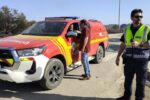 Bomberos y helicópteros trabajando para controlar el incendio urbano en Mairena del Aljarafe, Sevilla