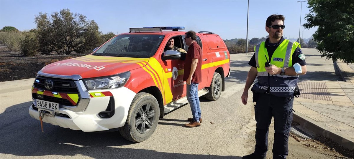 Bomberos y helicópteros trabajando para controlar el incendio urbano en Mairena del Aljarafe, Sevilla