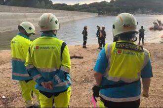 Equipo de bomberos con drones busca cuerpo en el agua del Pantano de San Juan