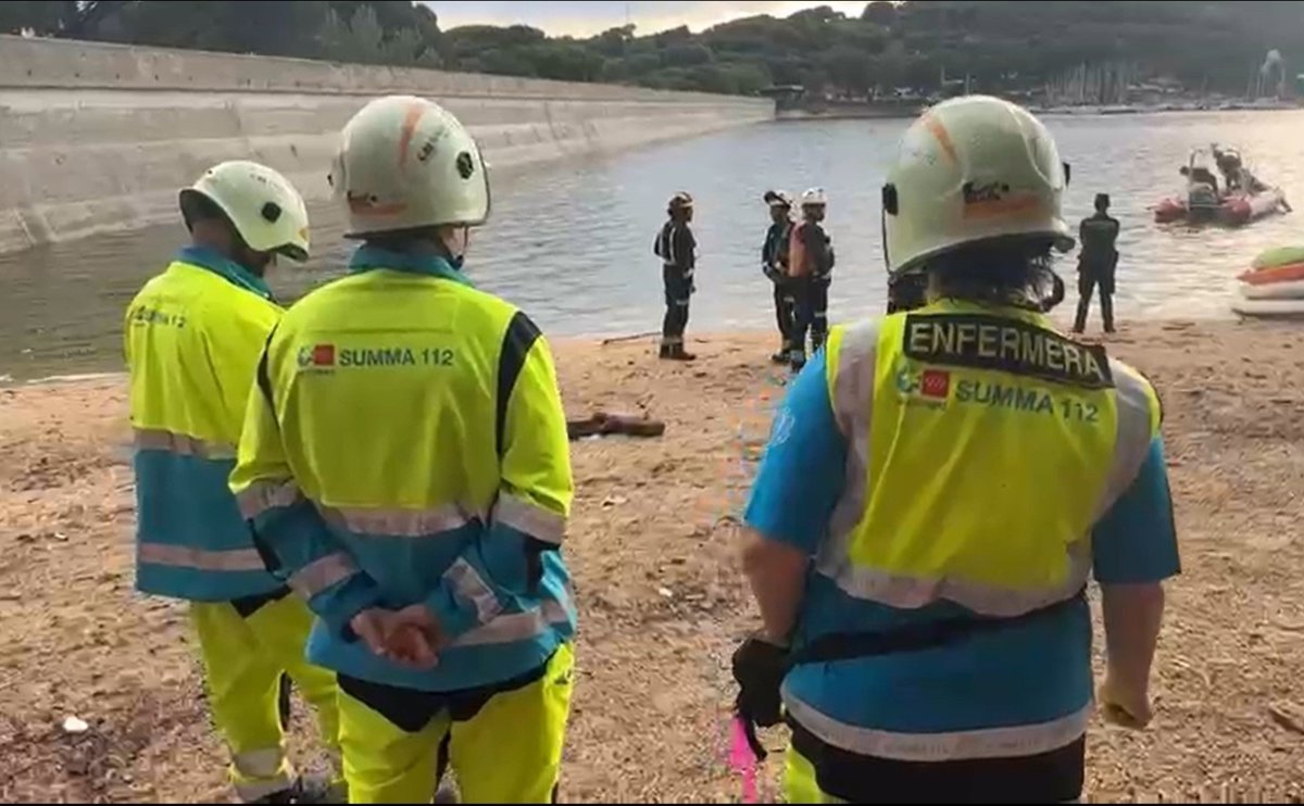 Equipo de bomberos con drones busca cuerpo en el agua del Pantano de San Juan