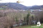 Tractor volcado en terreno irregular de Las Regueras durante operativo de rescate