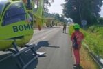 Bomberos del SEPA trabajando en el camión volcado con fuga de propano en Colunga
