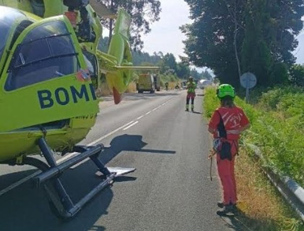 Bomberos del SEPA trabajando en el camión volcado con fuga de propano en Colunga