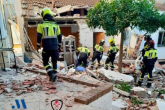 Edificio con planta derrumbada tras explosión de bombona en restaurante de Sayalonga