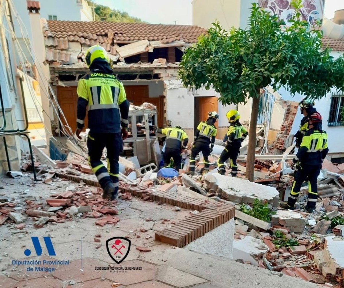 Edificio con planta derrumbada tras explosión de bombona en restaurante de Sayalonga