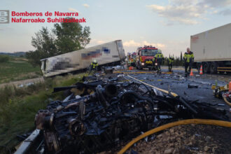 Colisión frontal entre dos camiones en la autopista AP-68 con un fallecido y un herido