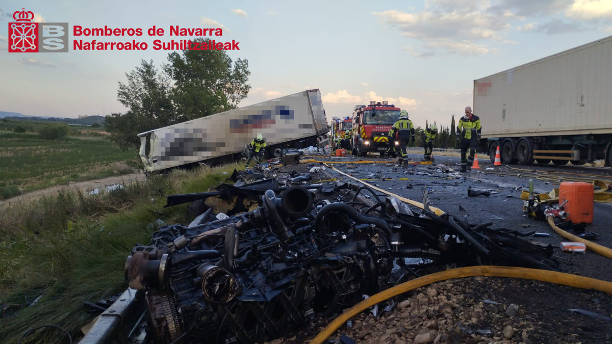 Colisión frontal entre dos camiones en la autopista AP-68 con un fallecido y un herido