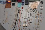 Agente de policía deteniendo a mujer acusada de robar joyas a anciana en Sevilla