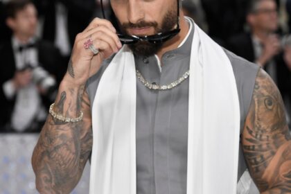 Maluma guiando a Lola Lolita en pasos de salsa con fondo de Medellín y sonrisas