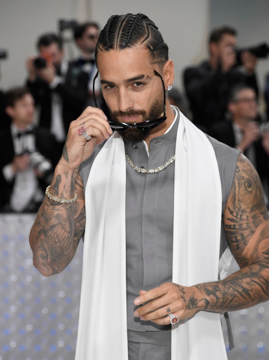 Maluma guiando a Lola Lolita en pasos de salsa con fondo de Medellín y sonrisas