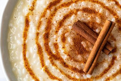 Comparación visual entre arroz con leche cremoso estilo hispano y creamy rice con granos definidos, mostrando texturas contrastantes