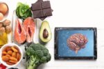 Plato con salmón, nueces, arándanos y brócoli para la salud cognitiva