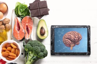 Plato con salmón, nueces, arándanos y brócoli para la salud cognitiva