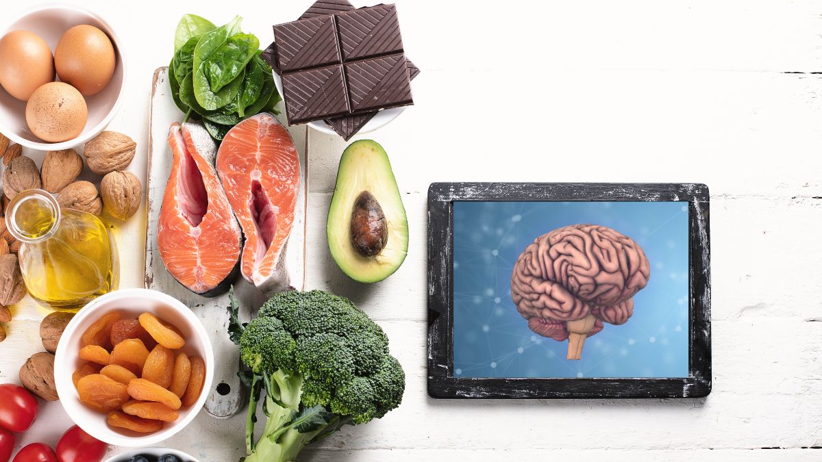 Plato con salmón, nueces, arándanos y brócoli para la salud cognitiva