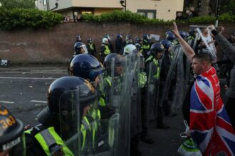 Foto de Henry Nowak en Southampton con policía alrededor tras el apuñalamiento que conmocionó al Reino Unido