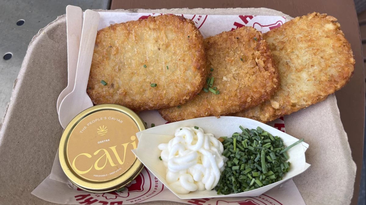 Chef mostrando empanada mundial especial en el estadio de Miami durante el Mundial 2026