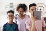 Resonancia magnética mostrando cómo el cerebro adolescente de 13 años reduce su respuesta a la voz materna según estudio de Stanford