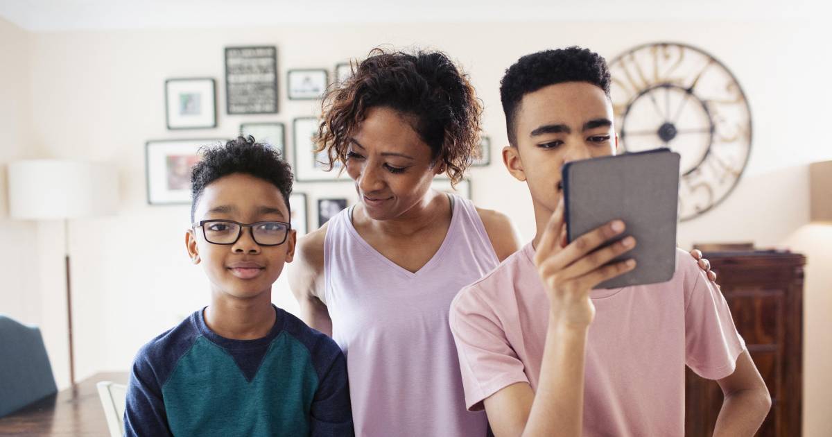 Resonancia magnética mostrando cómo el cerebro adolescente de 13 años reduce su respuesta a la voz materna según estudio de Stanford