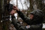 Sara Beery del MIT analizando imágenes de cámaras trampa con IA para conservación de biodiversidad