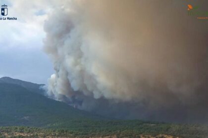 Ocho localidades más de la provincia de Toledo son evacuadas debido a la evolución del incendio de Burgohondo